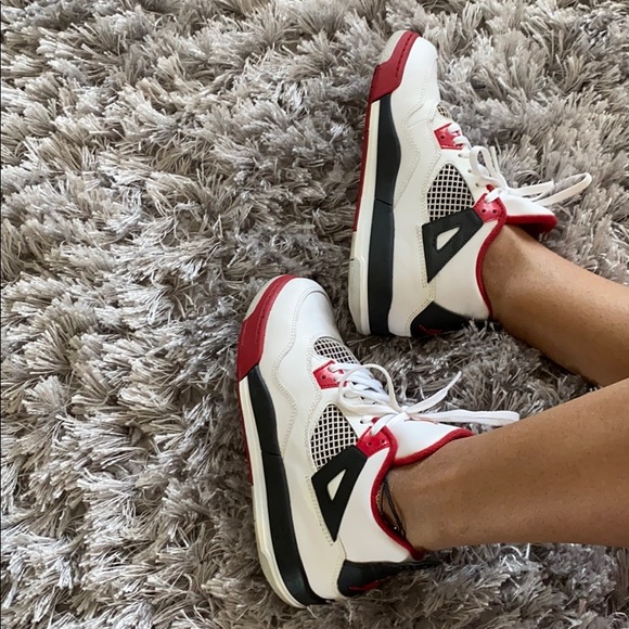 Nike Shoes - Jordan Retro 4s - Fire Red